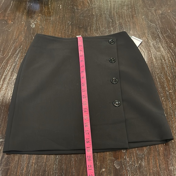 Elegant Contemporaine Black Button-Detail Mini Skirt by Simon’s. - Picture 4 of 6